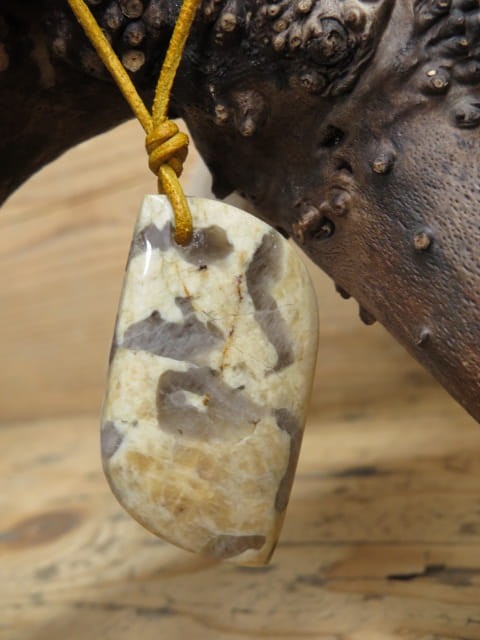 Wisior z granitu pismowego na rzemieniu – amulet mądrości i siły | Kamień naturalny