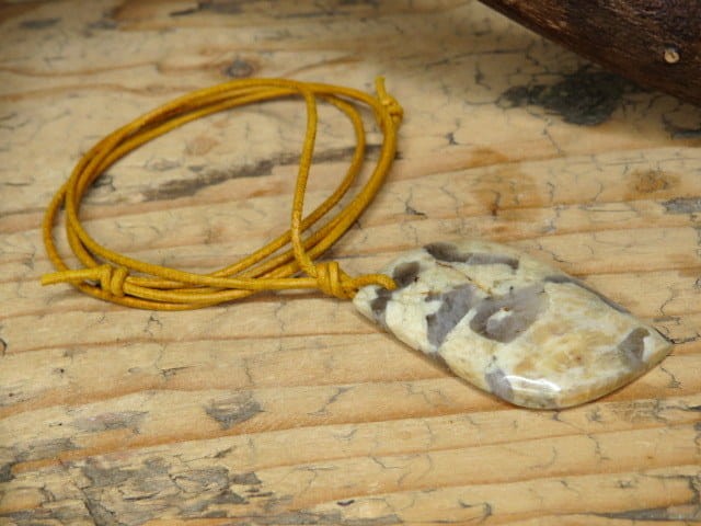 Wisior z granitu pismowego na rzemieniu – amulet mądrości i siły | Kamień naturalny