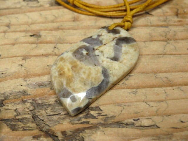 Wisior z granitu pismowego na rzemieniu – amulet mądrości i siły | Kamień naturalny