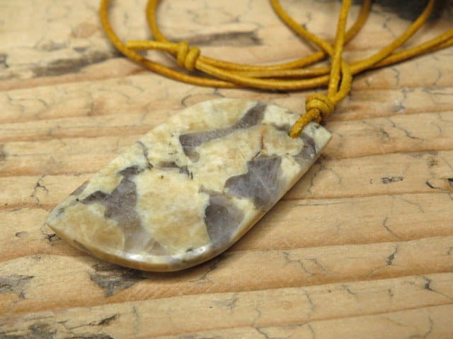 Wisior z granitu pismowego na rzemieniu – amulet mądrości i siły | Kamień naturalny