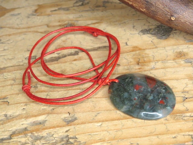 heliotrop - wisior na rzemieniu – kamień odwagi i ochrony