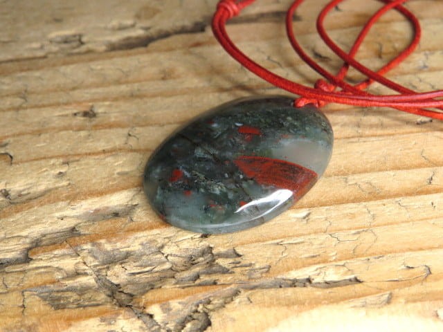 heliotrop - wisior na rzemieniu – kamień odwagi i ochrony