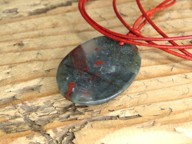 heliotrop - wisior na rzemieniu – kamień odwagi i ochrony