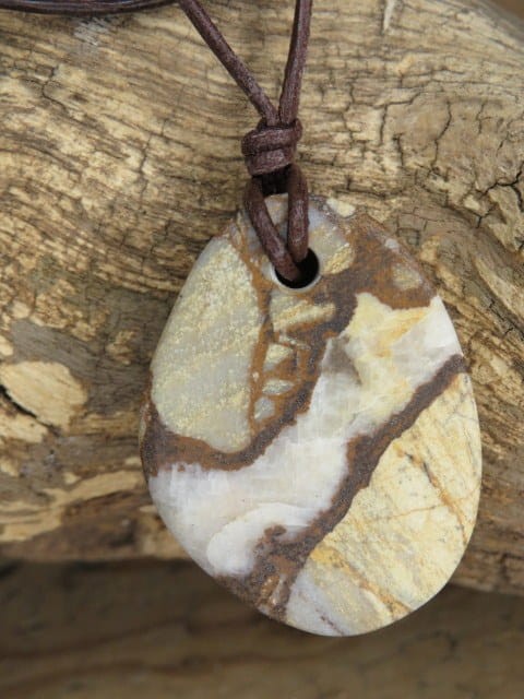 brekcja z Polski - wisior talizman na rzemieniu - Sudeckie Skarby