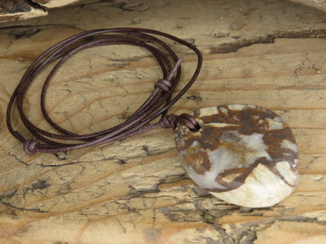 brekcja z Polski - wisior talizman na rzemieniu - Sudeckie Skarby