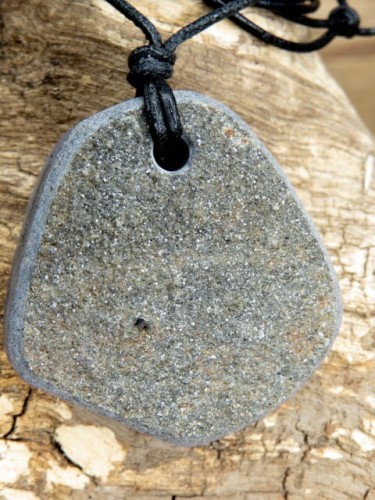 Wisior z aktynolitu na rzemieniu – Sudeckie Skarby