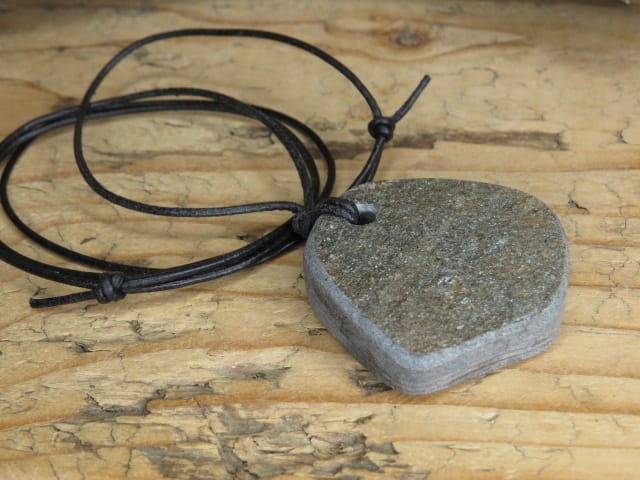 Wisior z aktynolitu na rzemieniu – Sudeckie Skarby