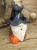 Skrzat jesienny z dynią i nietoperzem – ceramiczna figurka ręcznie robiona