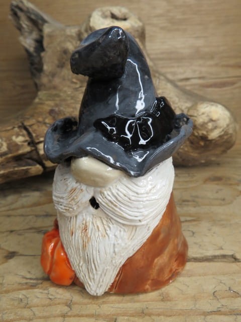 Skrzat jesienny z dynią i nietoperzem – ceramiczna figurka ręcznie robiona