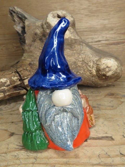 Świąteczny skrzat z choinką i latarenką – ceramika ręcznie robiona