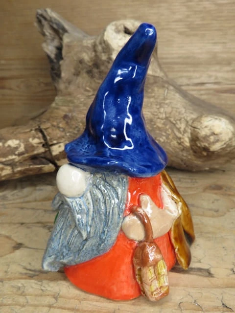 Świąteczny skrzat z choinką i latarenką – ceramika ręcznie robiona