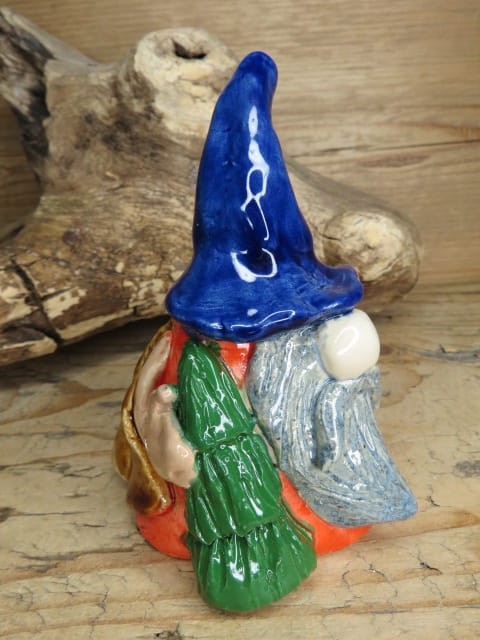 Świąteczny skrzat z choinką i latarenką – ceramika ręcznie robiona