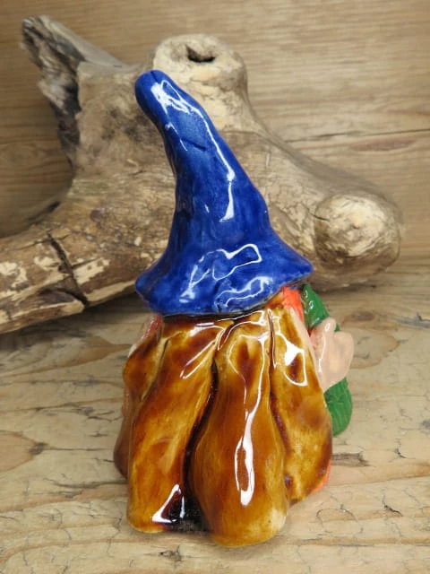 Świąteczny skrzat z choinką i latarenką – ceramika ręcznie robiona