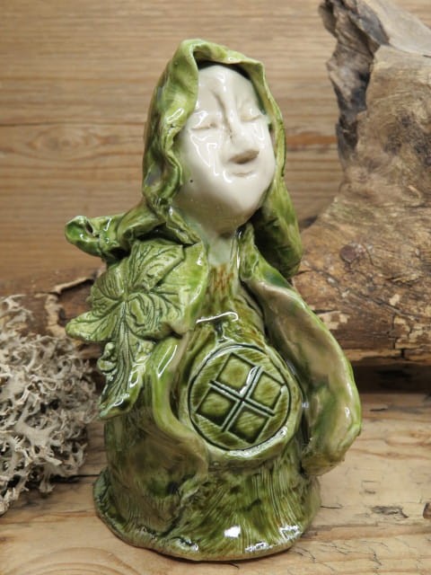 Słowiańska figurka brzemiennej Mokosz – ręcznie wykonana z ceramiki. Zielona suknia i płaszcz z liśćmi, symbol Mokosz na brzuchu. Idealna dekoracja i amulet słowiański.