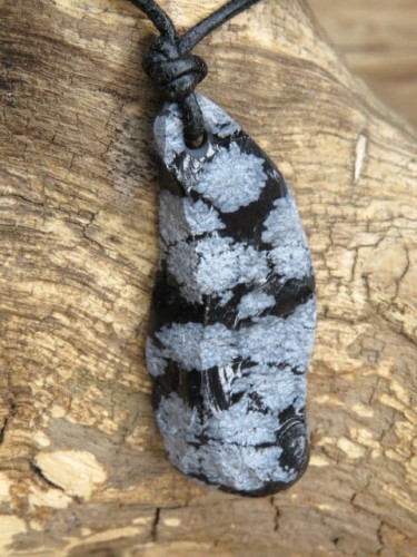 obsydian śnieżny - amulet na rzemieniu z surowego kamienia