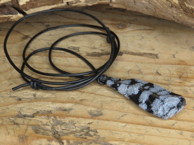obsydian śnieżny - amulet na rzemieniu z surowego kamienia