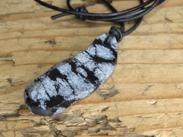 obsydian śnieżny - amulet na rzemieniu z surowego kamienia