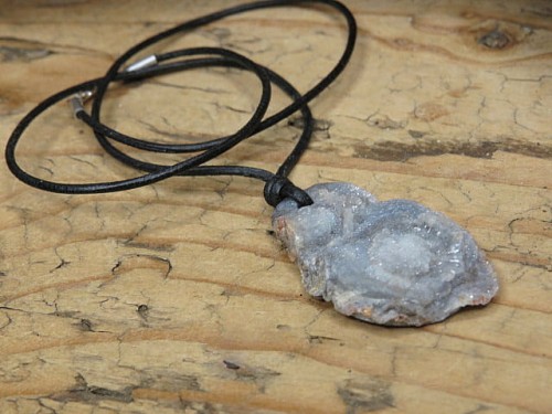 chalcedon - róża chalcedonowa - naszyjnik na rzemieniu