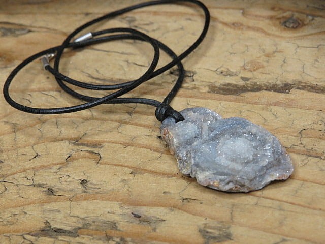 chalcedon - róża chalcedonowa - naszyjnik na rzemieniu