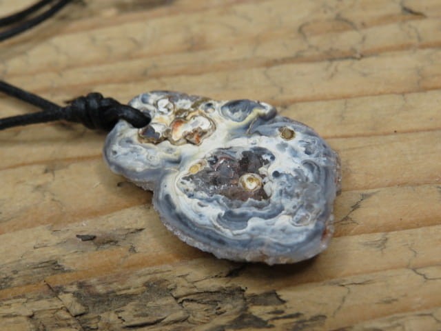 chalcedon - róża chalcedonowa - naszyjnik na rzemieniu