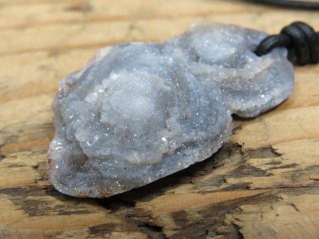 chalcedon - róża chalcedonowa - naszyjnik na rzemieniu