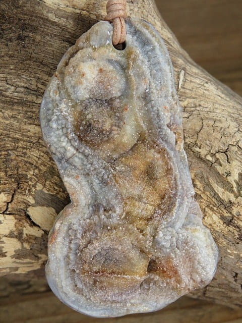 chalcedon - róża chalcedonowa - duży wisior na rzemieniu