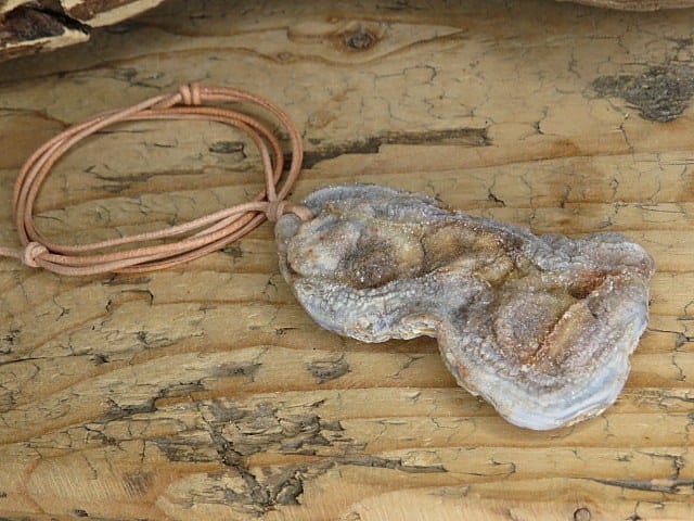 chalcedon - róża chalcedonowa - duży wisior na rzemieniu