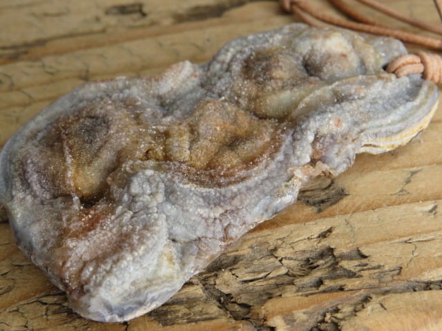 chalcedon - róża chalcedonowa - duży wisior na rzemieniu