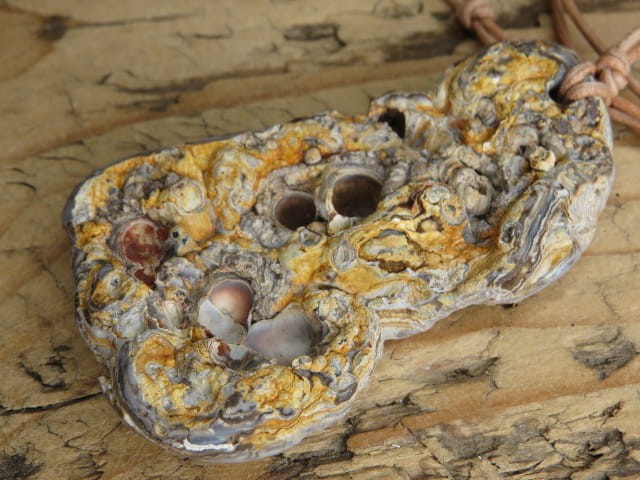 chalcedon - róża chalcedonowa - duży wisior na rzemieniu