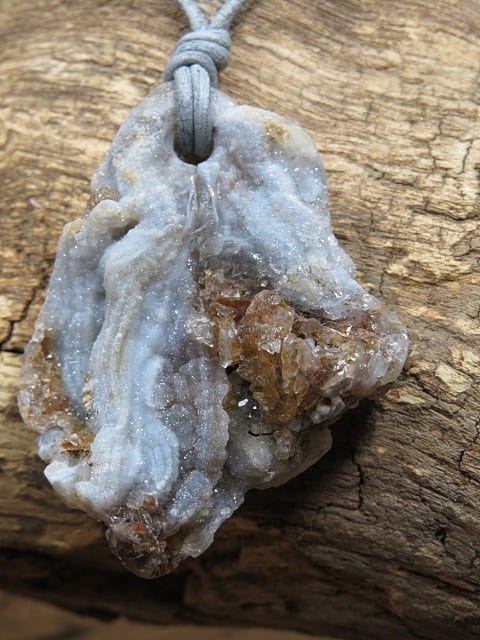 chalcedon - róża chalcedonowa - wisior na rzemieniu