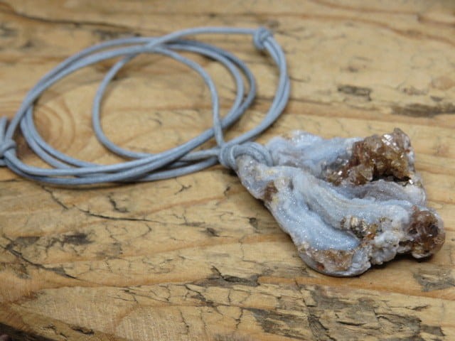 chalcedon - róża chalcedonowa - wisior na rzemieniu