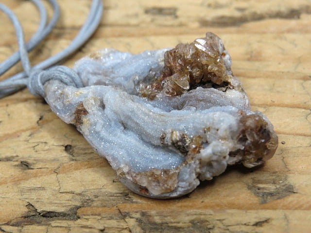 chalcedon - róża chalcedonowa - wisior na rzemieniu