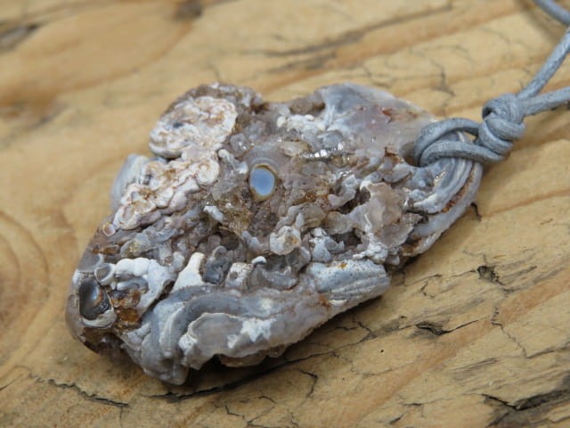 chalcedon - róża chalcedonowa - wisior na rzemieniu