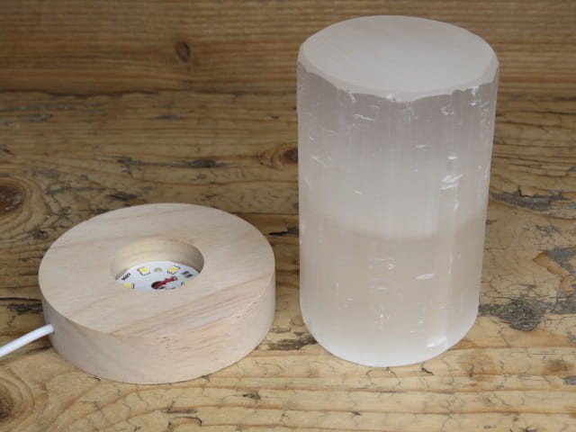 Lampka z kamienia naturalnego – selenit