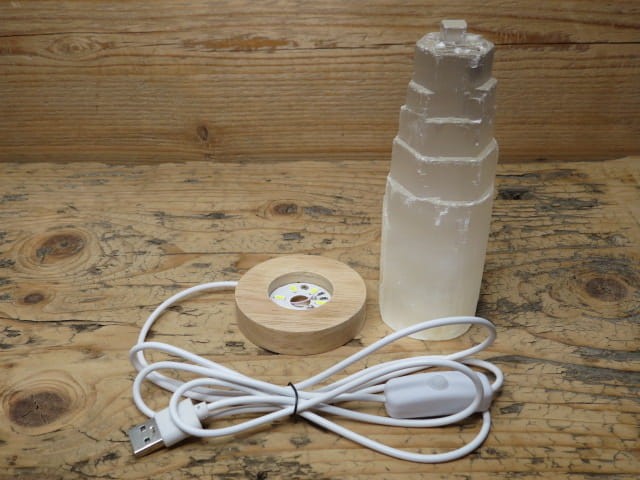 Lampka z kamienia – selenit menhir