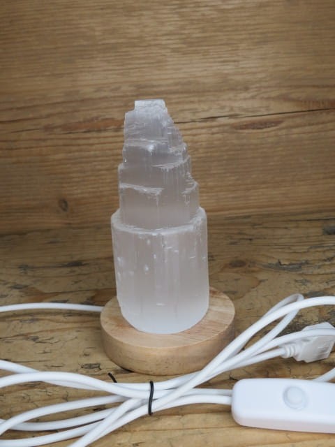 Lampka z kamienia – selenit menhir