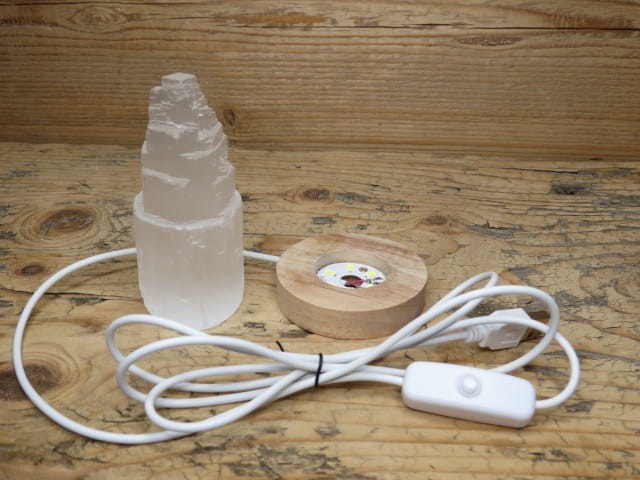Lampka z kamienia – selenit menhir