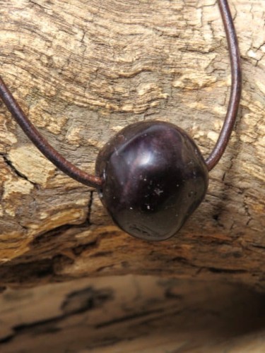 granat z efektem asteryzmu- wisior na rzemieniu