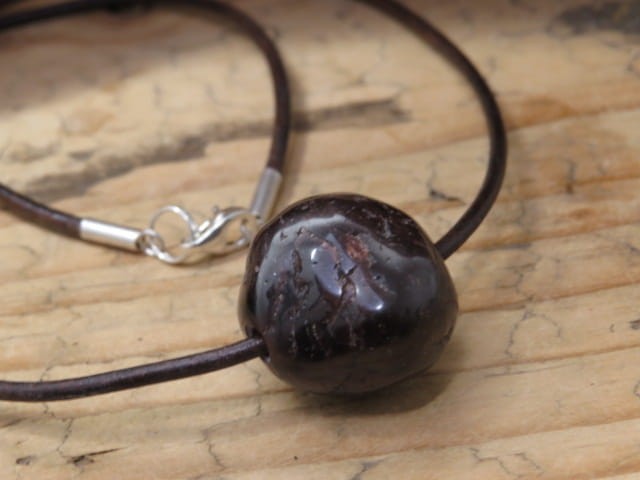 granat z efektem asteryzmu- wisior na rzemieniu