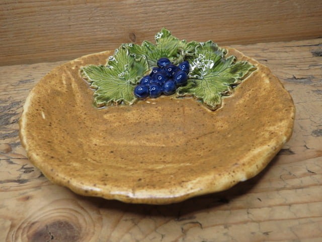 Artystyczny talerz ceramiczny z winogronem - ceramika ręcznie robiona