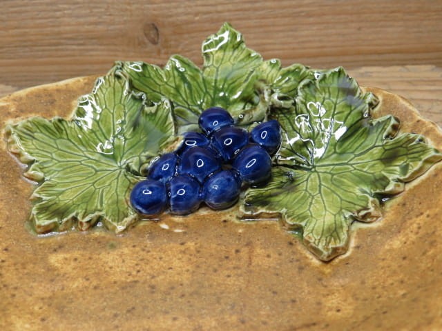 Artystyczny talerz ceramiczny z winogronem - ceramika ręcznie robiona