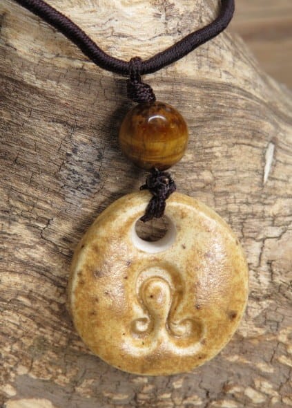 Znak zodiaku Lew - naszyjnik z tygrysim okiem i ceramiczną zawieszką