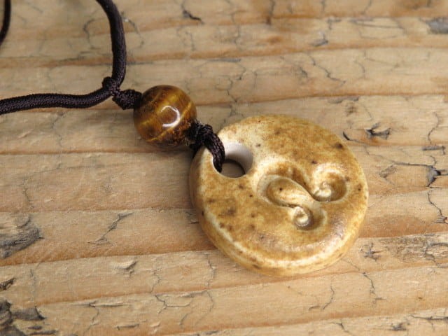 Znak zodiaku Lew - naszyjnik z tygrysim okiem i ceramiczną zawieszką