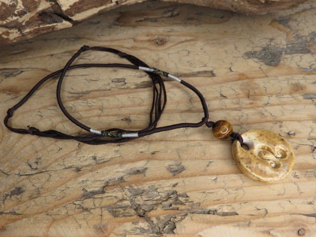 Znak zodiaku Lew - naszyjnik z tygrysim okiem i ceramiczną zawieszką