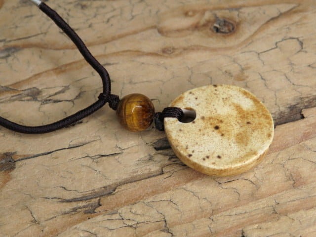 Znak zodiaku Lew - naszyjnik z tygrysim okiem i ceramiczną zawieszką