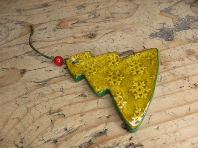 Zawieszka choinka w śnieżynki – świąteczna ceramika ręcznie robiona