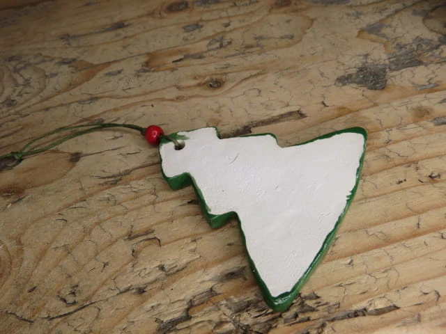 Zawieszka choinka w śnieżynki – świąteczna ceramika ręcznie robiona