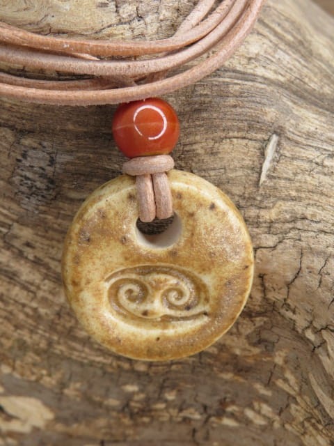 Wisiorek Rak na rzemieniu – ceramika ręcznie robiona