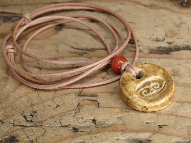 Wisiorek Rak na rzemieniu – ceramika ręcznie robiona