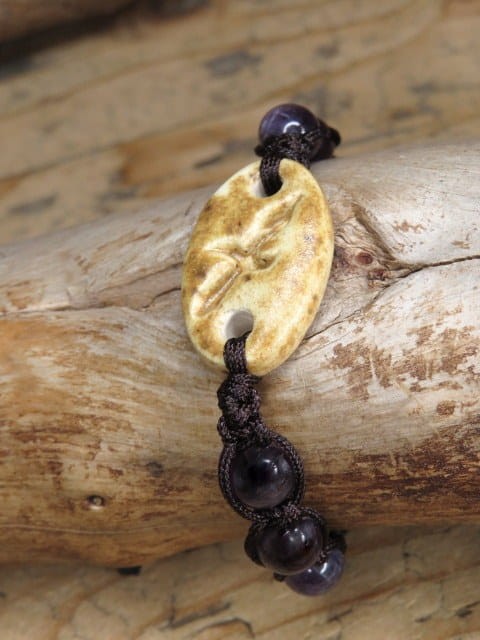 Ręcznie pleciona bransoletka makrama z ametystu i ceramiki. Symbol Strzelca, naturalny styl, idealna dla zodiakalnych Strzelców.